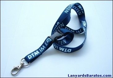 Enganche de plástico con cierre de metal en color cromado, color azul y logo blanco.
